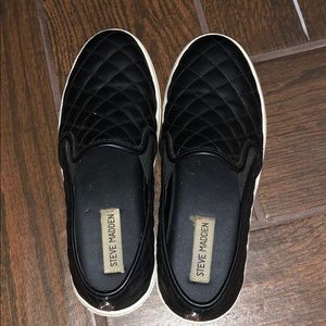 Steve Madden black flat shoes